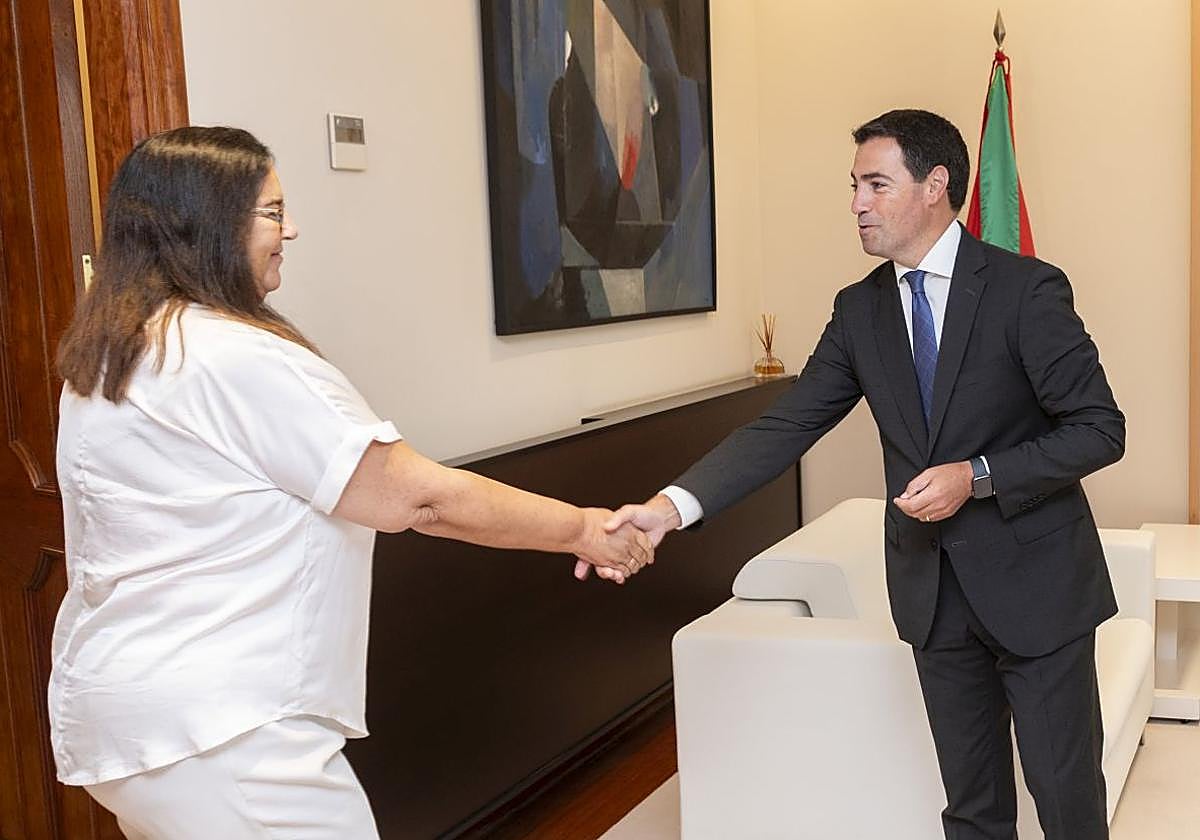 Maite Araluce estrecha la mano de Imanol Pradales.