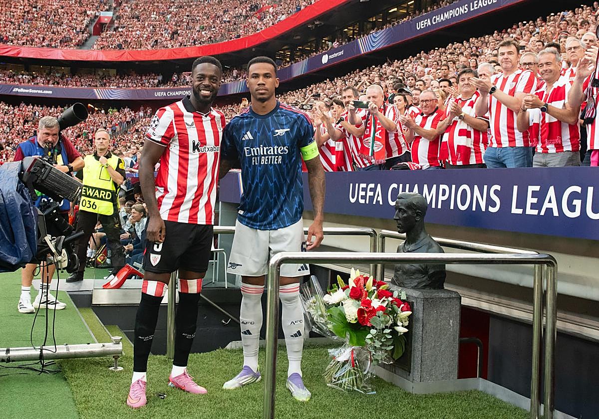 Iñaki Williams y Gabriel posan ante los medios.