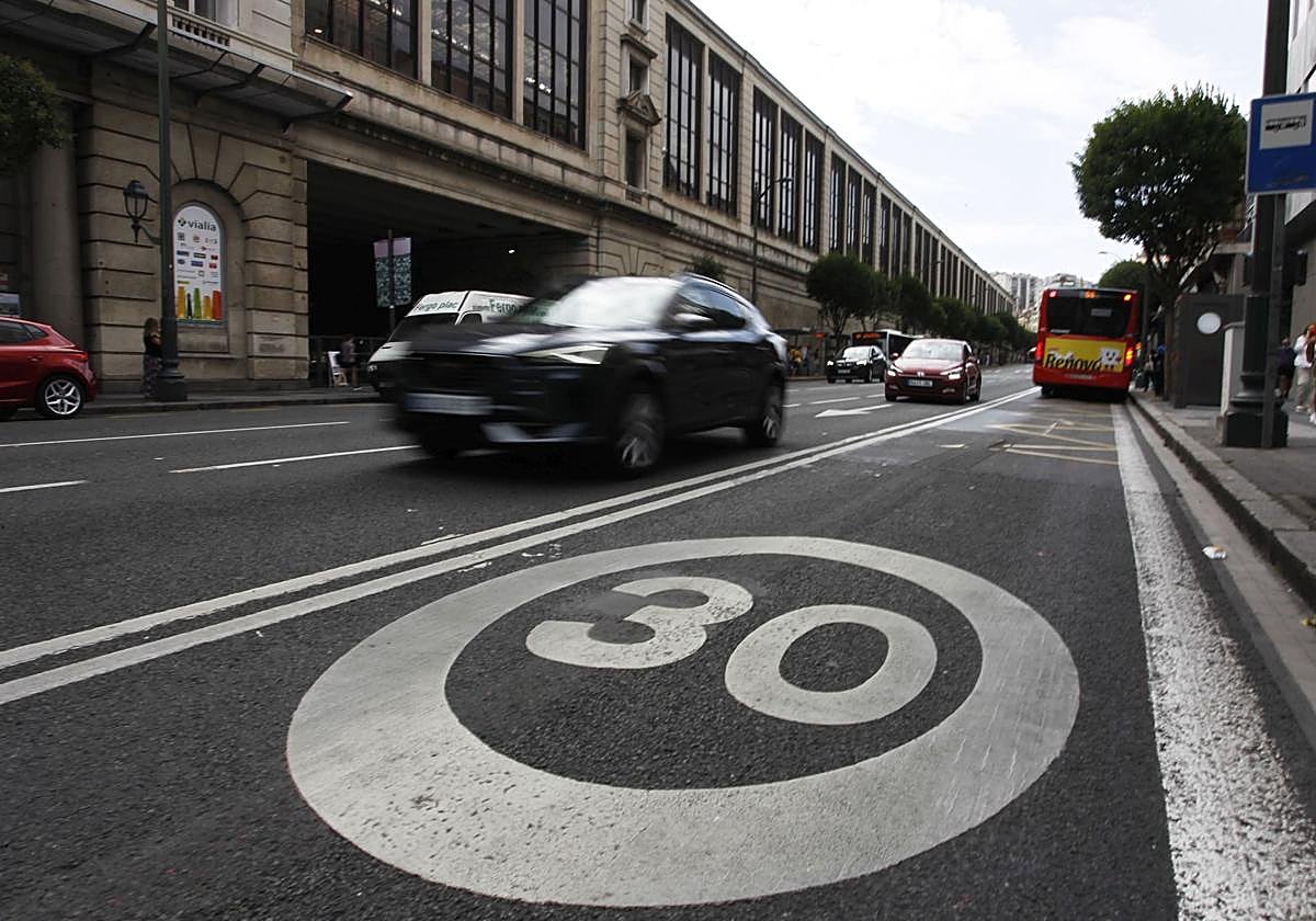 Señal de 30 en la calle Hurtado Amézaga de Bilbao
