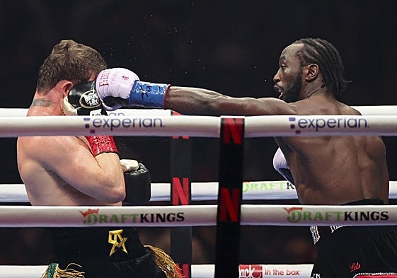 Crawford ukabilkada bat ematen 'Canelo'ri borrokaldiaren une batean.