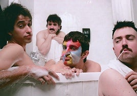 Eneko Ajangiz (guitarra), Álvaro Olaetxea (batería), Unai Madariaga (voz y guitarra rítmica) y Mikel Irigoyen (bajo) en la bañera.