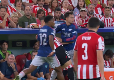 La falta previa al 0-2 que Williams reclamó en vano