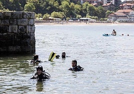 Cuatro buzos limpian el fondo marino del Puerto Viejo en una pasada edición.