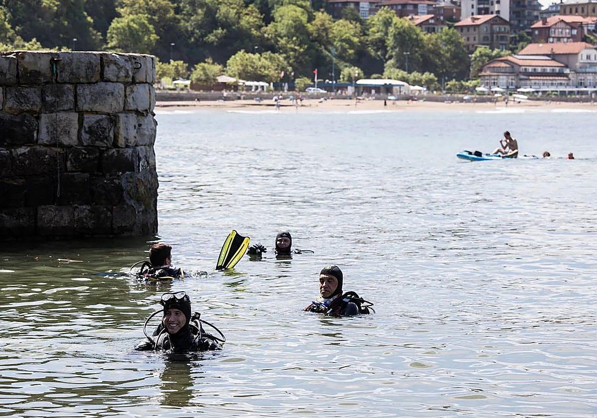 Cuatro buzos limpian el fondo marino del Puerto Viejo en una pasada edición.