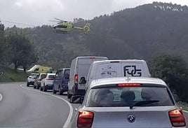 Imagen del helicóptero medicalizado en el accidente del motorista en Bermeo.