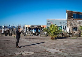 La zona de ocio y hostelera del Puerto Deportivo permanece cerrada a la espera de que se urbanice.