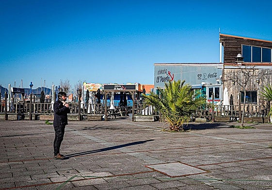 La zona de ocio y hostelera del Puerto Deportivo permanece cerrada a la espera de que se urbanice.