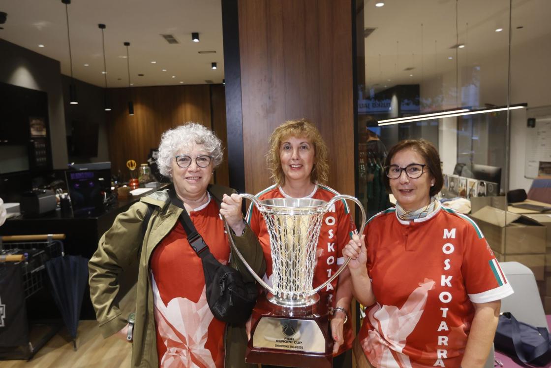 Gurutxe Aurrekoetxea, Lourdes Muñoz y Asun Muñoz. 