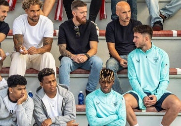 Nico, Laporte y Muniain, en Lezama para animar a los cachorros del Athletic contra el Arsenal