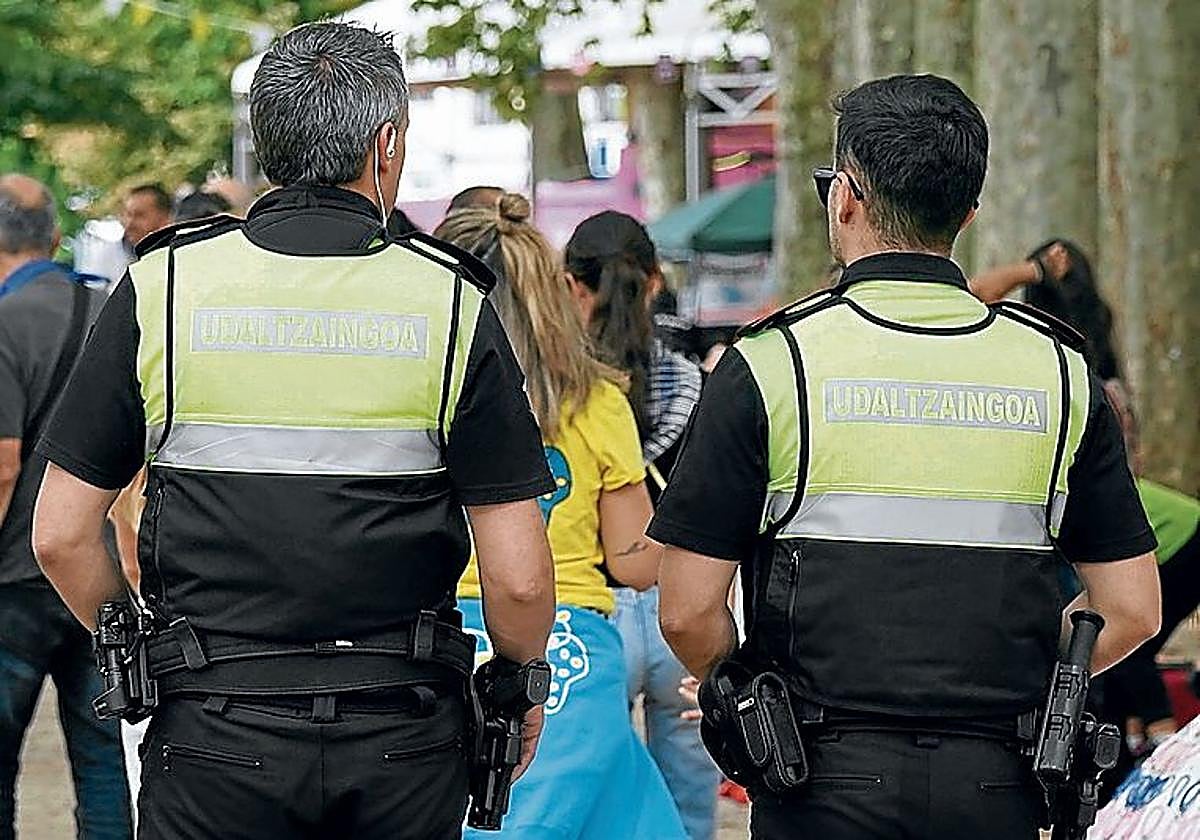 Dos policías municipales patrullan por Bilbao.