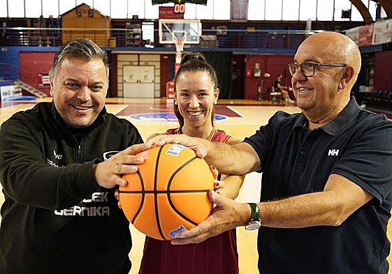 Lucas Fernández, técnico del Loitek, Ane Olaeta, una de sus bases, y su presidente, Gerardo Candina.