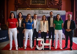 Pelotaris participantes y responsables políticos, en el Ayuntamiento de Bilbao.