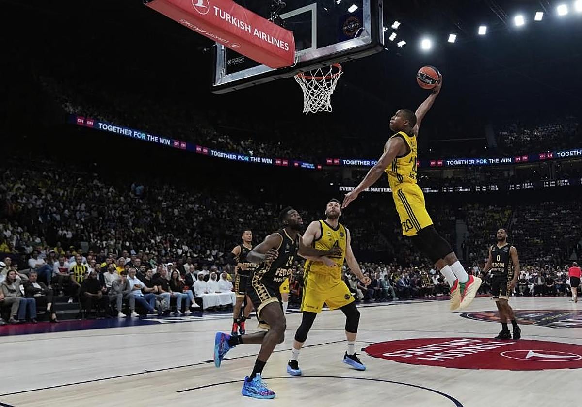 Devon Hall, del Fenerbahce, en pleno mate durante la Final Four disputada en Abu Dabi.
