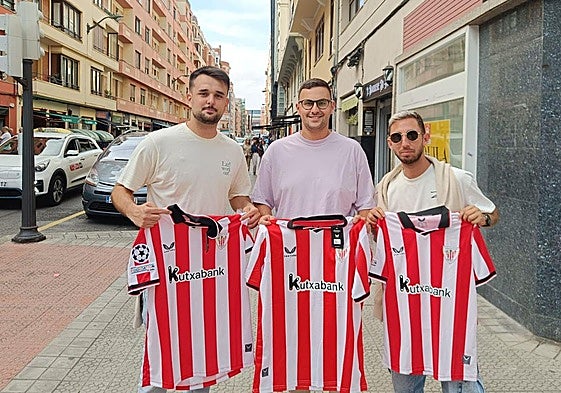 Los tres jóvenes murcianos que han sucumbido a los encantos del Athletic: «Nos hemos comprado la camiseta»