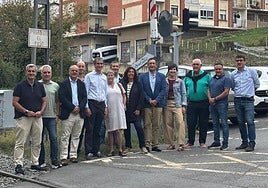 Representantes políticos en un paso a nivel en Balmaseda.