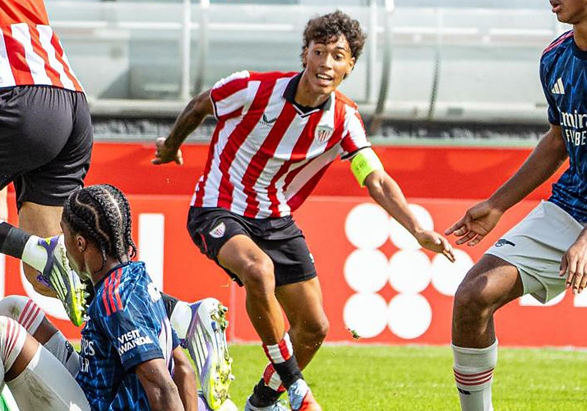 Sued, pendiente de una jugada durante el encuentro.