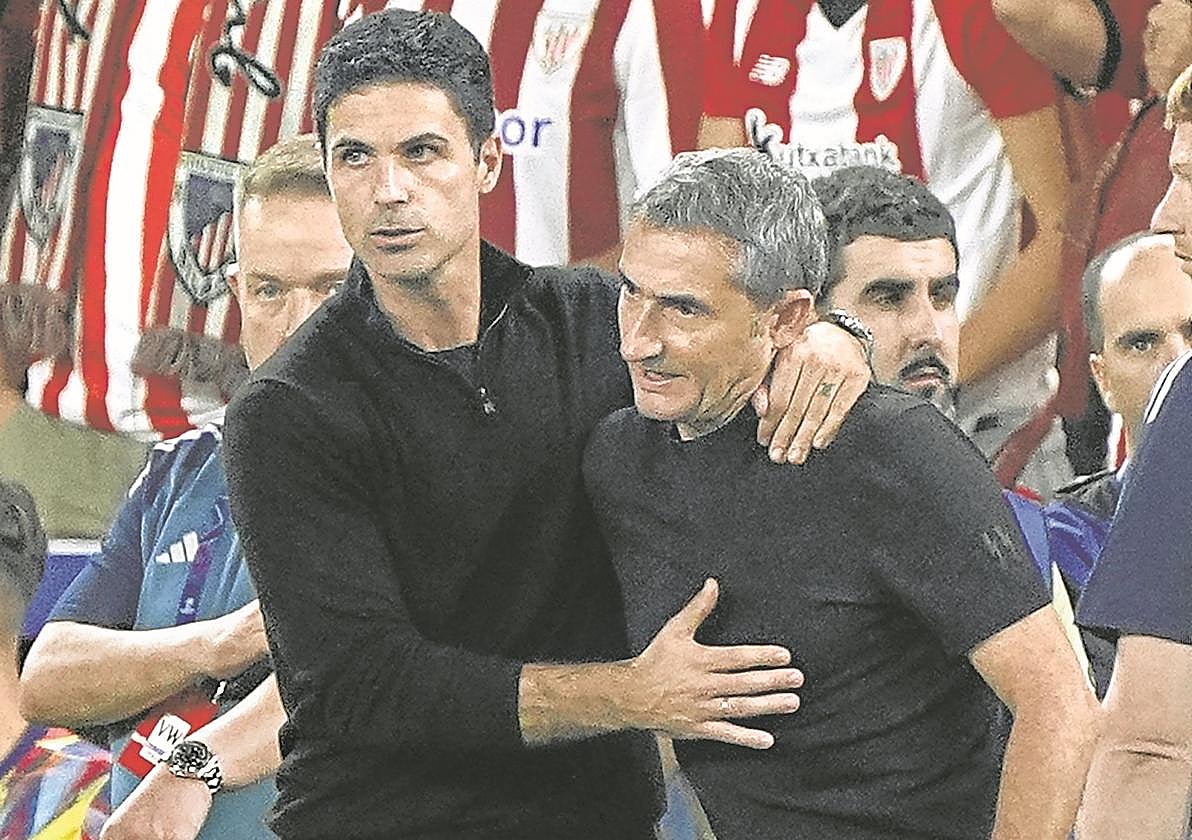 Arteta y Valverde se saludan en la banda.