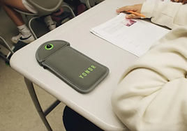 Fundas 'Yondr', el sistema que un colegio de Leioa ha puesto en marcha para declarar la guerra al móvil