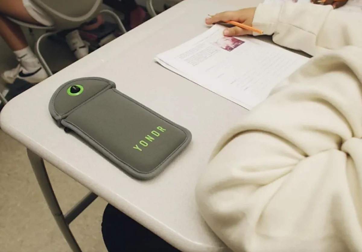 Fundas 'Yondr', el sistema que un colegio de Leioa ha puesto en marcha para declarar la guerra al móvil