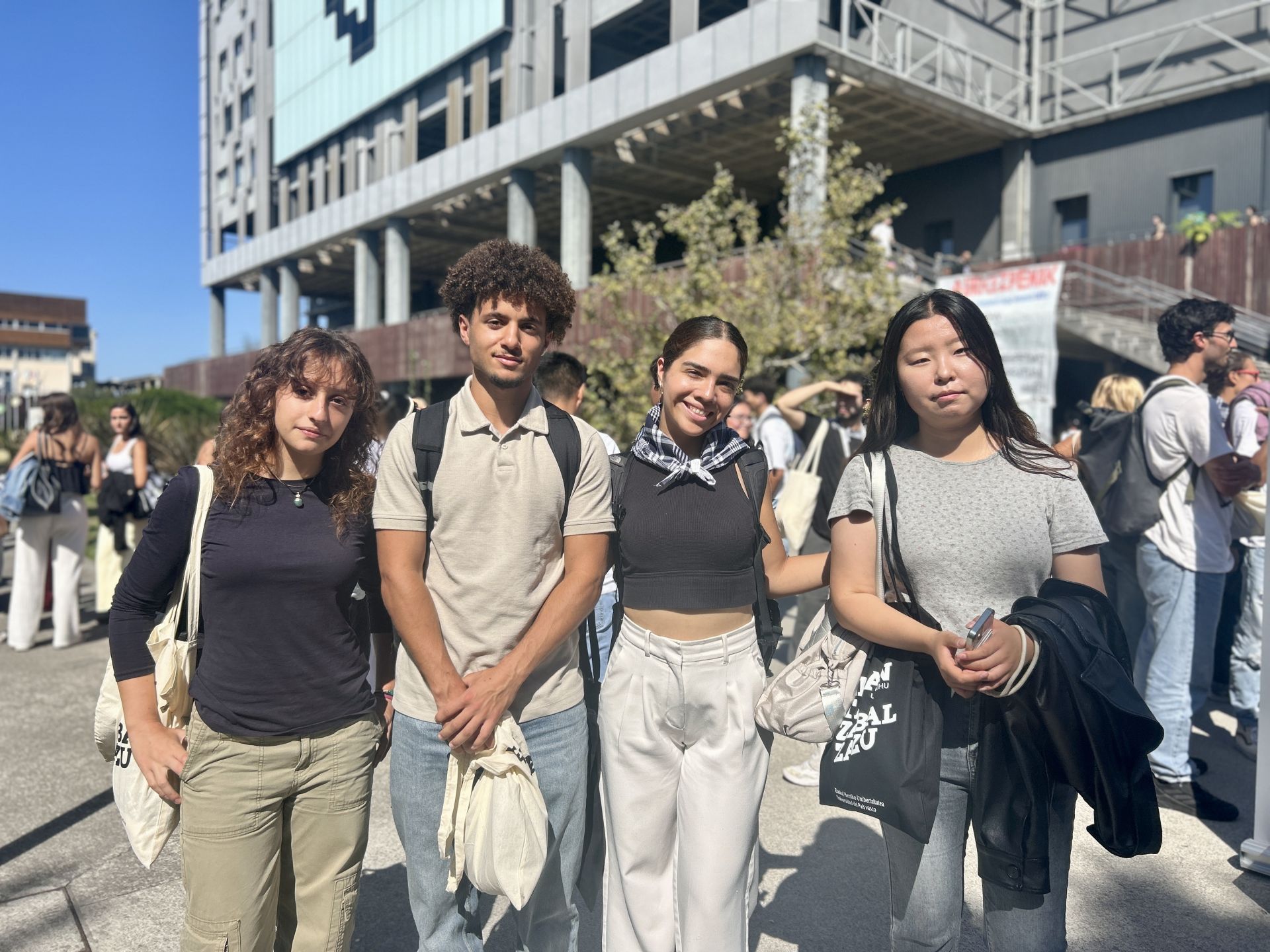 De izquierda a derecha: María Santonicola, Lenny Tshivuadi, Monserrat Loredo y Sohee Park.