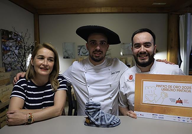 Gerente y cocineros del Bar Dolar.