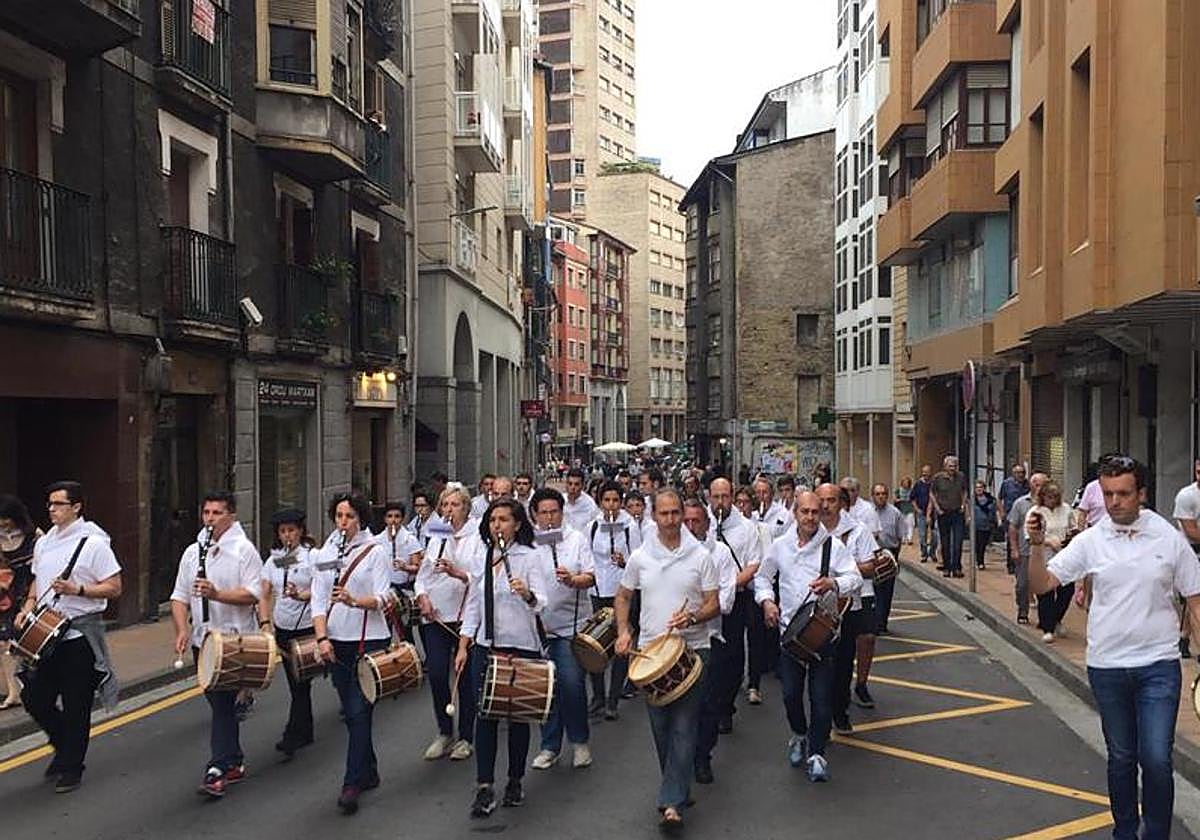 El programa comienza a las 17.00 horas con varios pasacalles individuales.