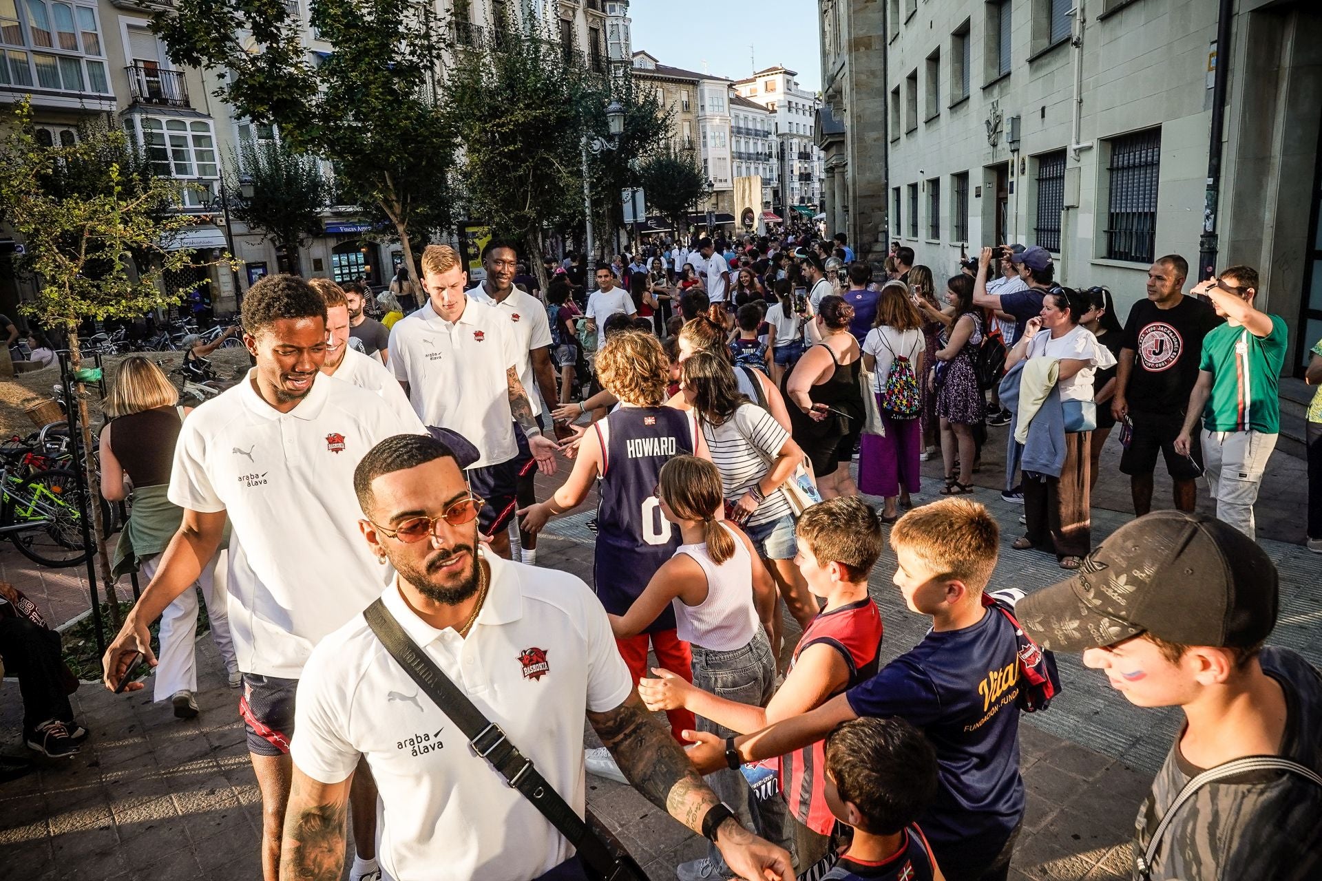 Las imágenes del baño de masas del Baskonia en el centro de Vitoria