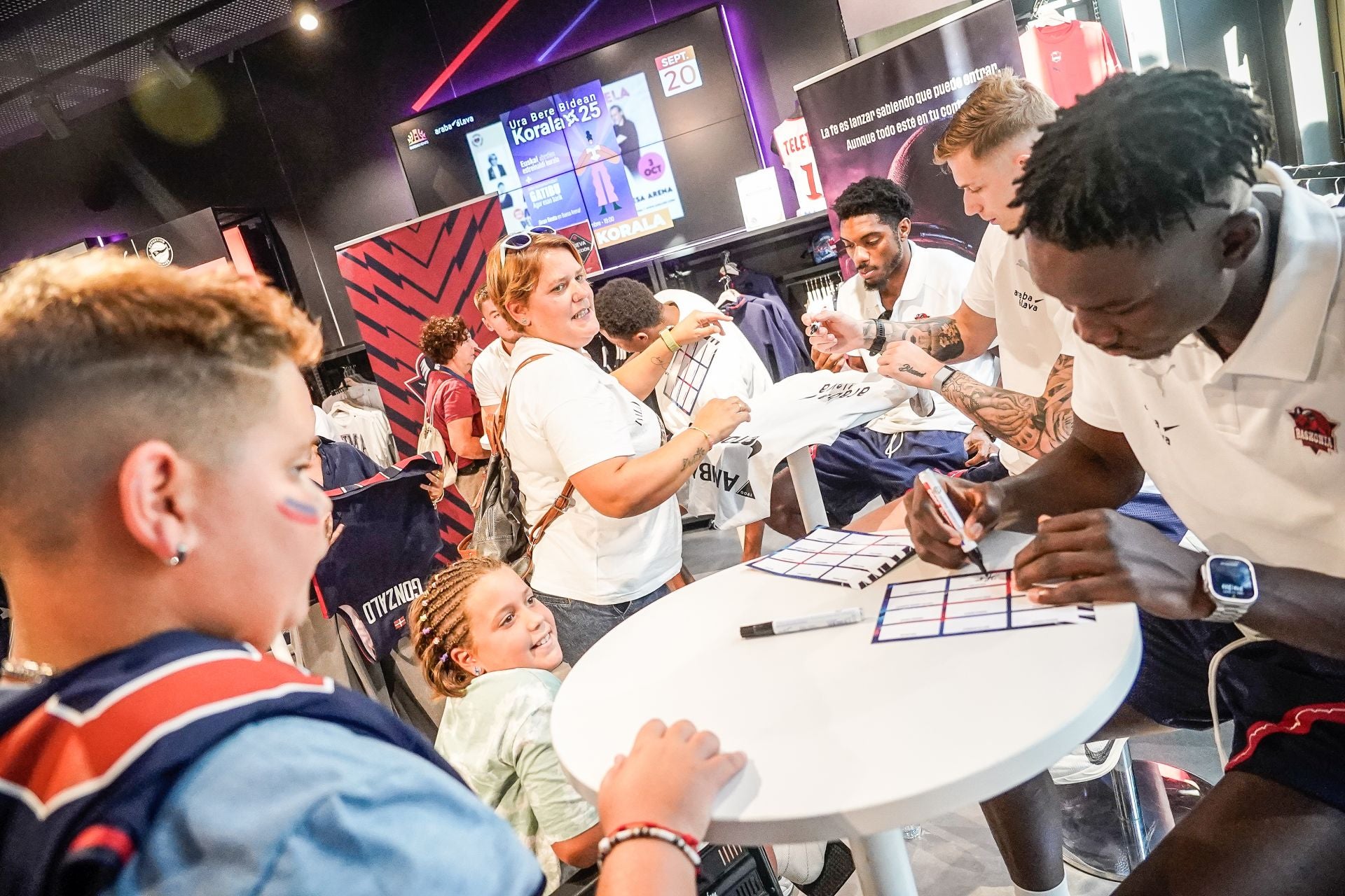 Las imágenes del baño de masas del Baskonia en el centro de Vitoria