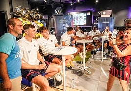 Los aficionados no perdieron la oportunidad de retratarse con sus ídolos