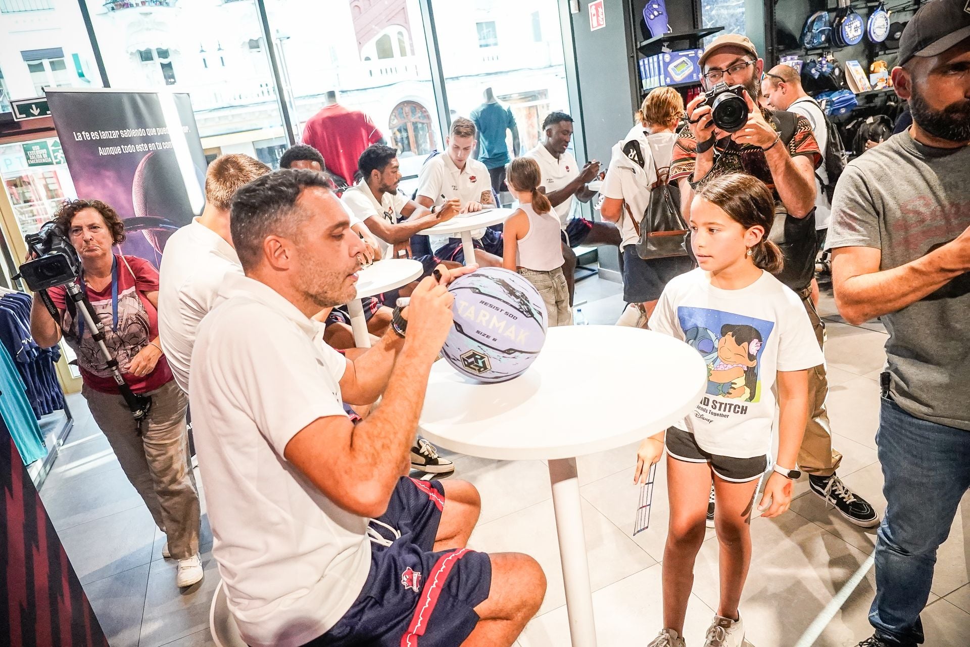 Las imágenes del baño de masas del Baskonia en el centro de Vitoria