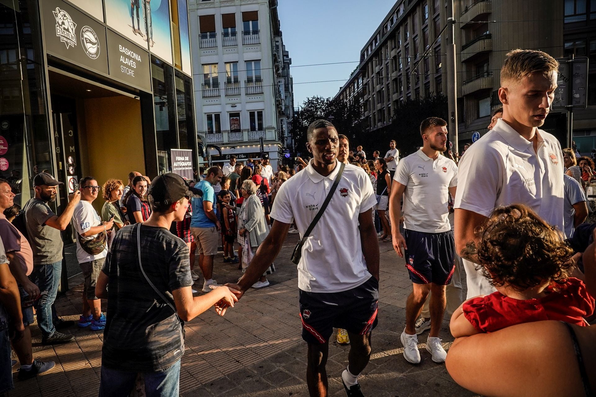 Las imágenes del baño de masas del Baskonia en el centro de Vitoria