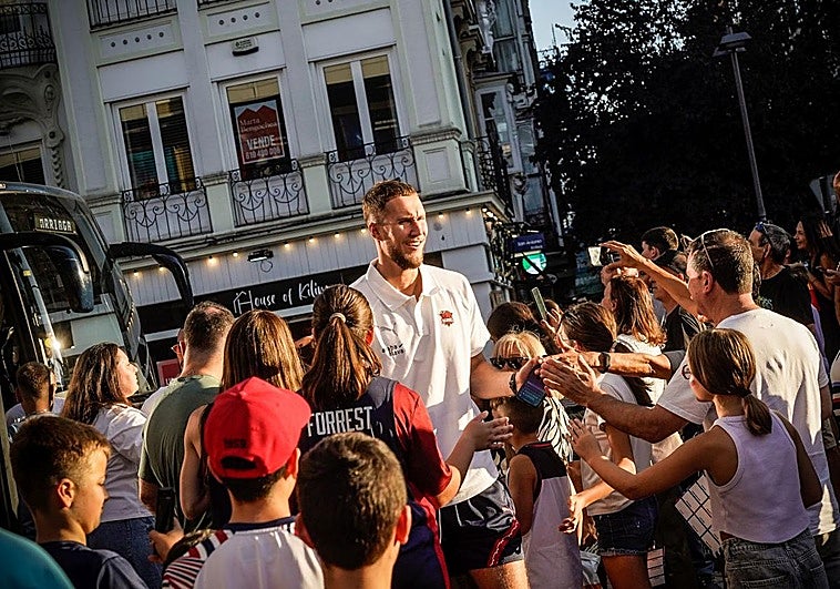 Sedekerskis saluda a los aficionados que han acudido al acto de firmas.