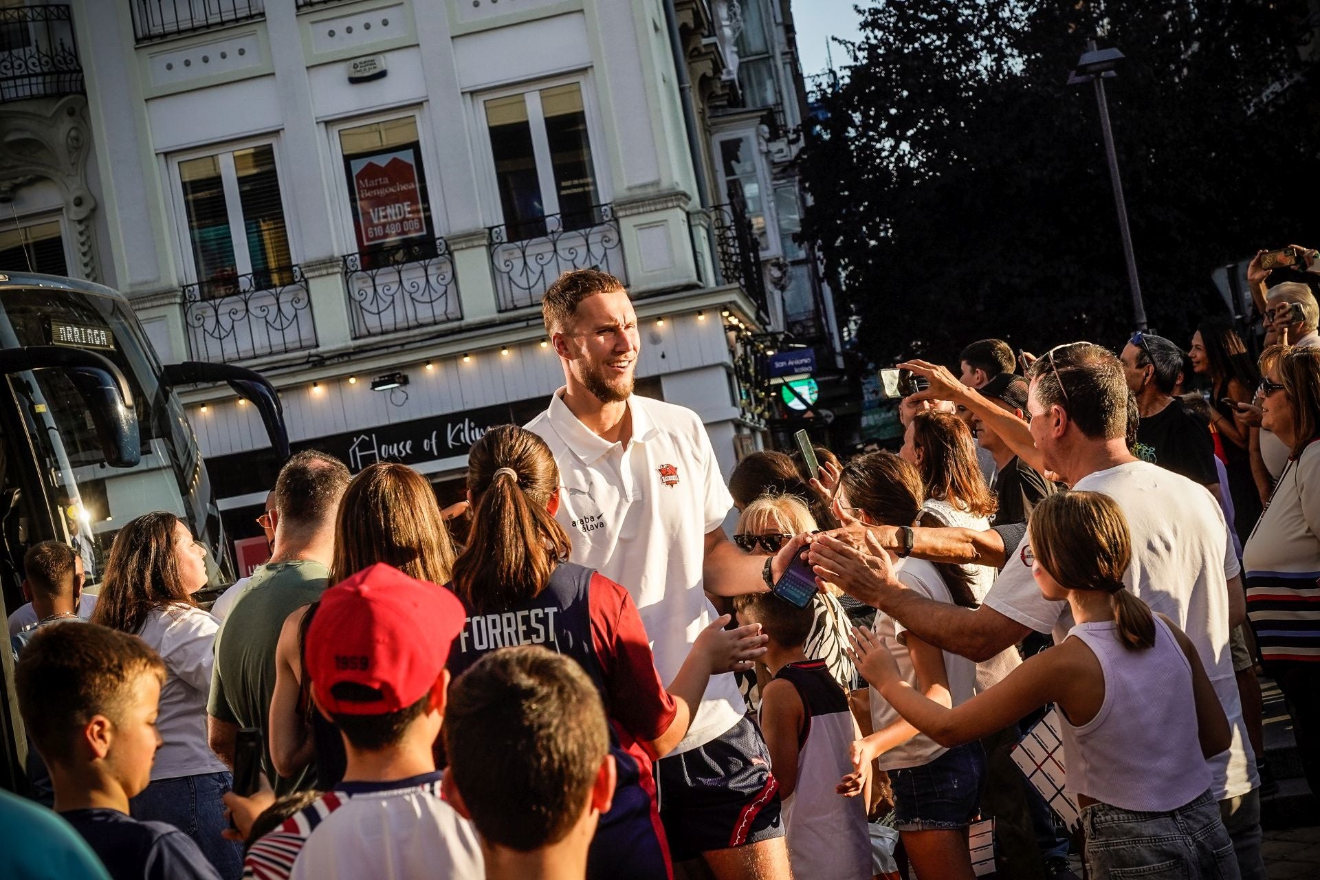 Las imágenes del baño de masas del Baskonia en el centro de Vitoria