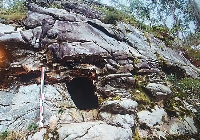 El acceso a la cueva, abierto en un gran bloque de piedra arenisca.
