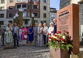 Autoridades y familiares de las víctimas, durante el homenaje.
