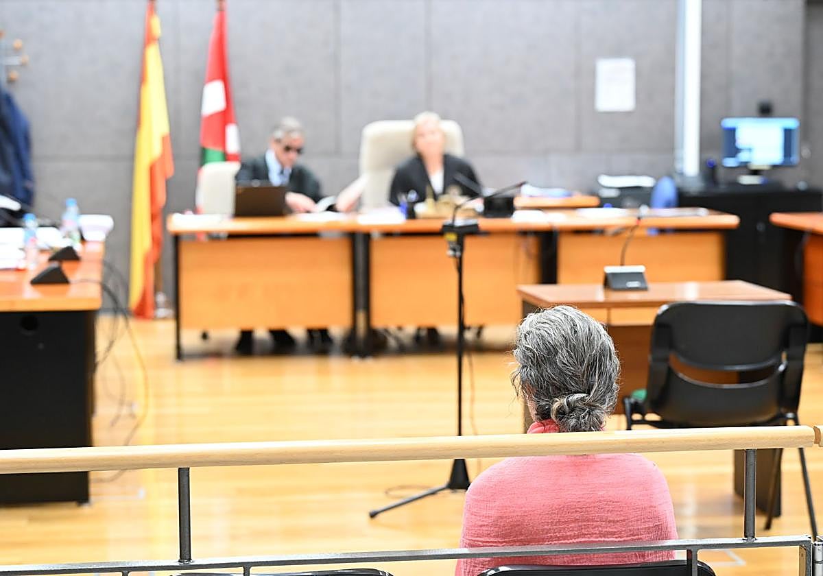 La acusada, de espaldas, durante una de las sesiones del juicio.