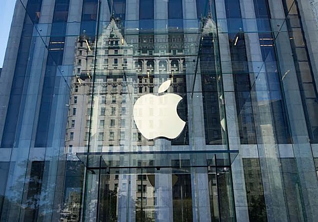 Logotipo de Apple en la entrada de la tienda situada en la Quinta Avenida de Nueva York.