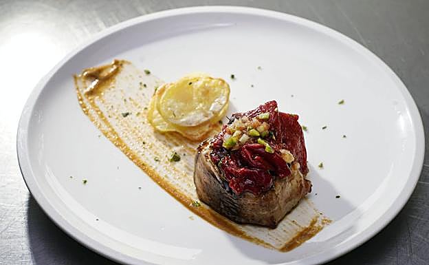 Bonito a la brasa con piquillos ahumados