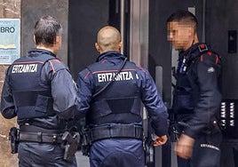 Ertzainas en una calle de Vitoria.