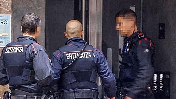 Le apuñalan en la oreja en Vitoria y acaba detenido por enfrentarse a los ertzainas que le ayudaron