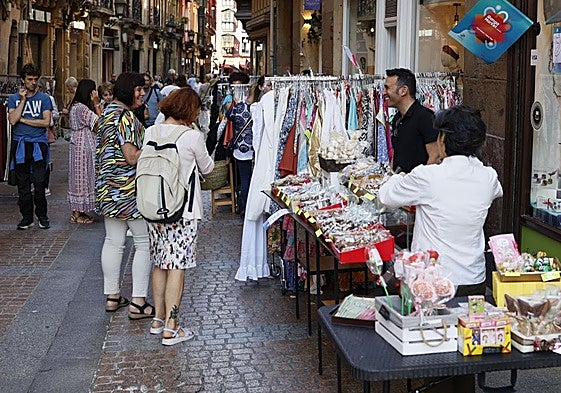 Ropa o zapatos con hasta un 80% de descuento: el mercadillo de gangas regresa al Casco Viejo