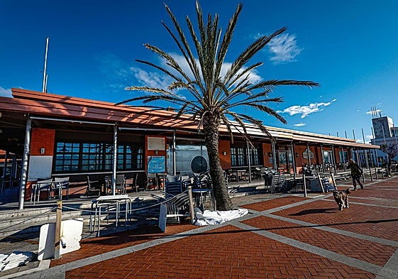 El Puerto Deportivo de Getxo lleva años en decadencia con el cierre de locales y la huida de los amarristas.