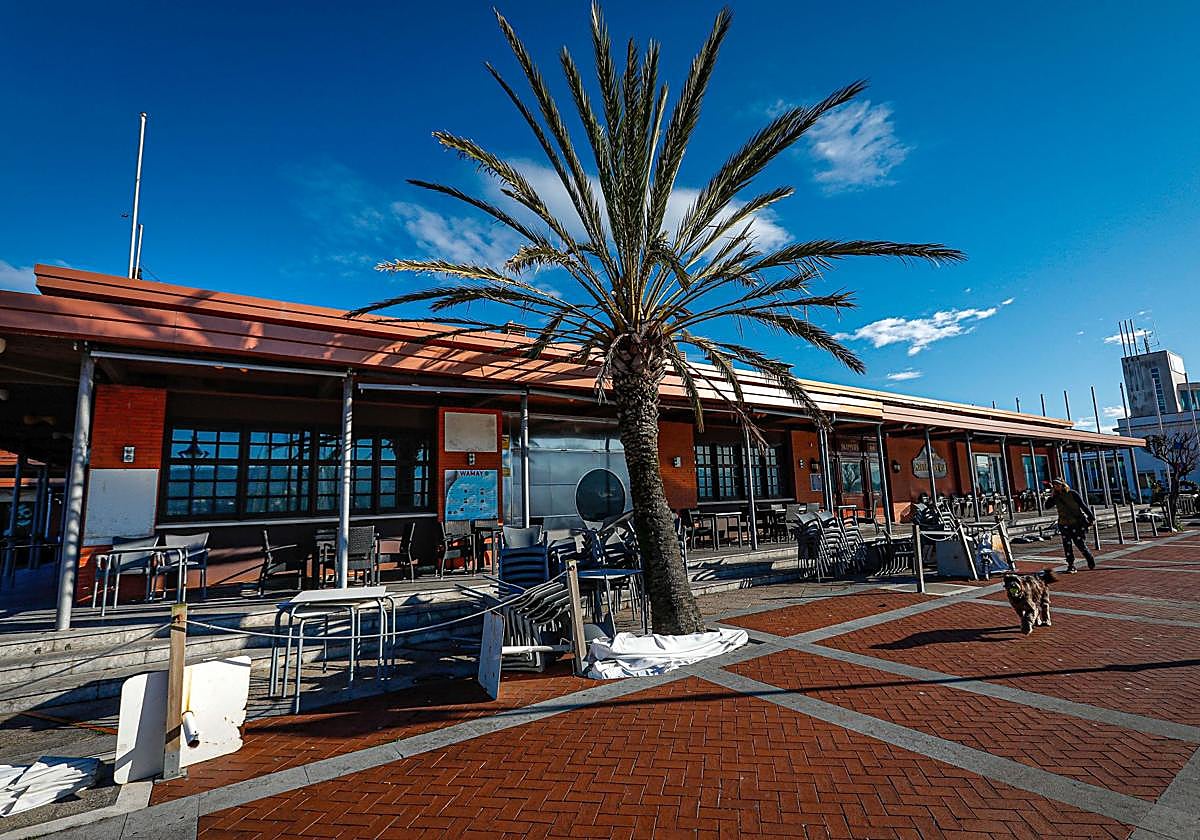 El Puerto Deportivo de Getxo lleva años en decadencia con el cierre de locales y la huida de los amarristas.