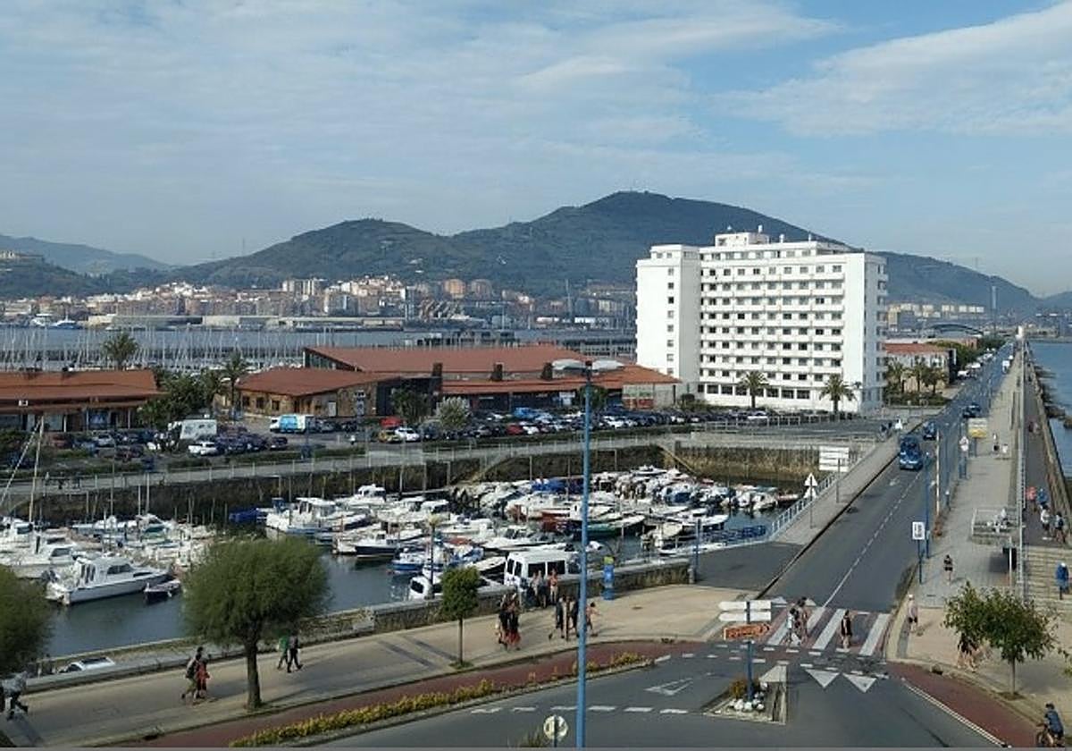 EH Bildu ha realizado un montaje para enseñar a los vecinos el impacto visual del futuro edificio.