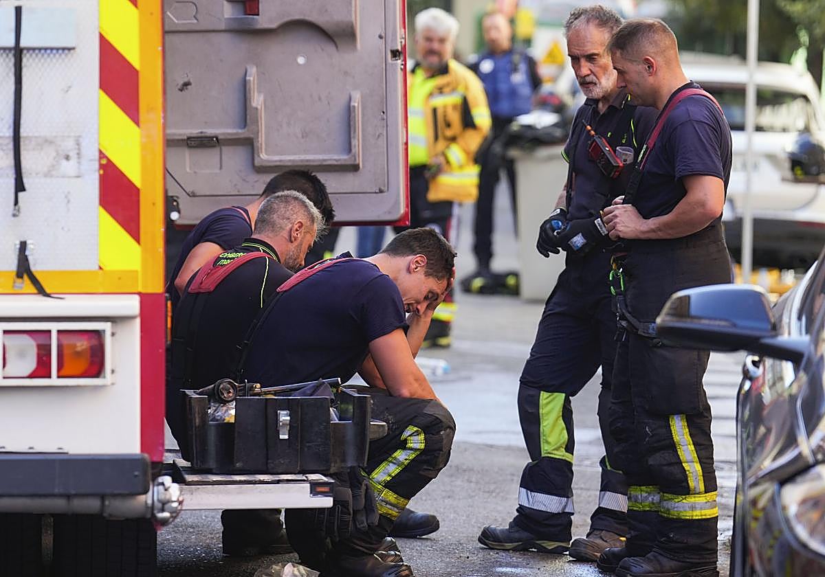 Bomberos de Madrid, desolados el incendio en el restaurante 'El Ñaño'.