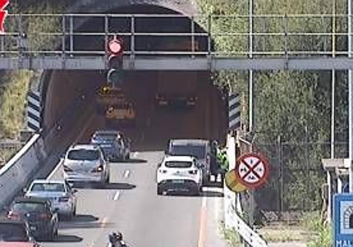 Retenciones finalizadas en la A-8 tras un accidente en los túneles de Malmasin