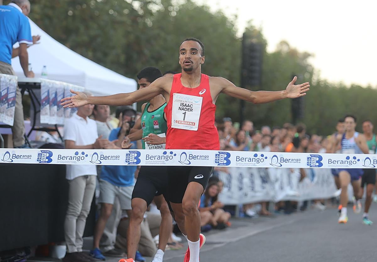 Imagen principal - El portugués Nader, de dominar las millas de Bilbao y Berango a campeón del mundo de 1.500