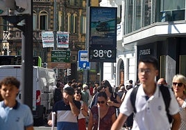 A primera hora de la tarde en Moyua, los termometros marcaban 38 grados.