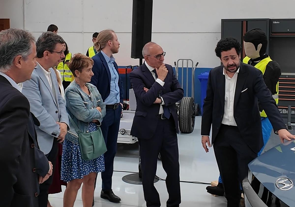 Ramiro González atiende las explicaciones técnicas.