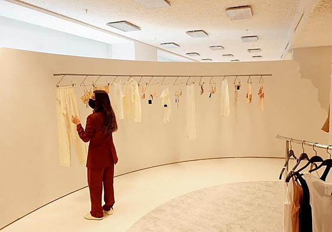 Una empleada organiza la ropa en una de las tiendas de Zara más grandes del mundo, en Madrid.